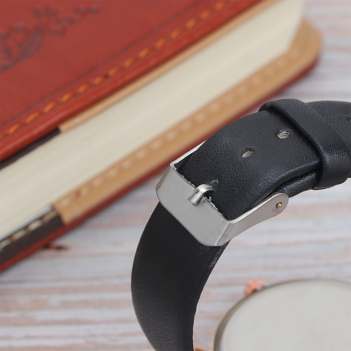 ساعة كوارتز نسائية، تصميم عصري - مراجعة Luxury Watch Gift For Her وسعره